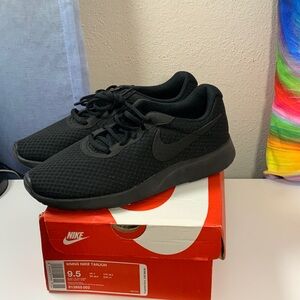 NEW Nike Tanjun Triple Black Sneakers Women’s 9.5